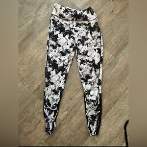 BLACK AND WHITE LEGGINS Large @d
